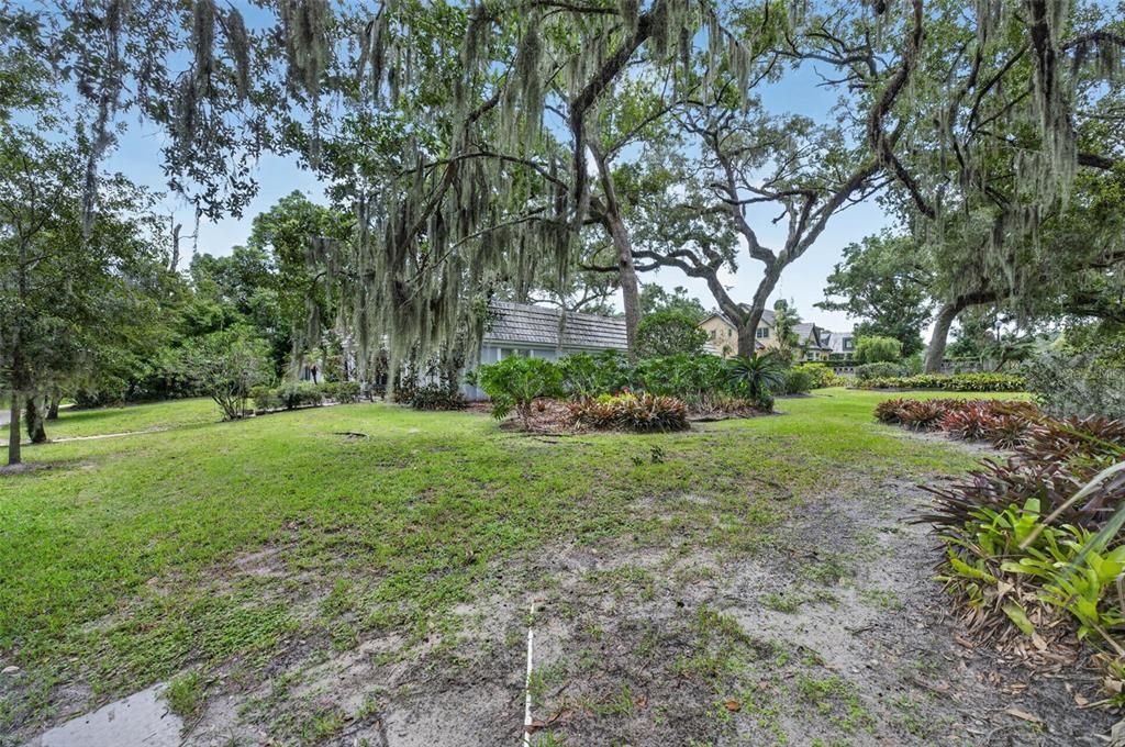 На продажу: $1,800,000 (0.40 acres)