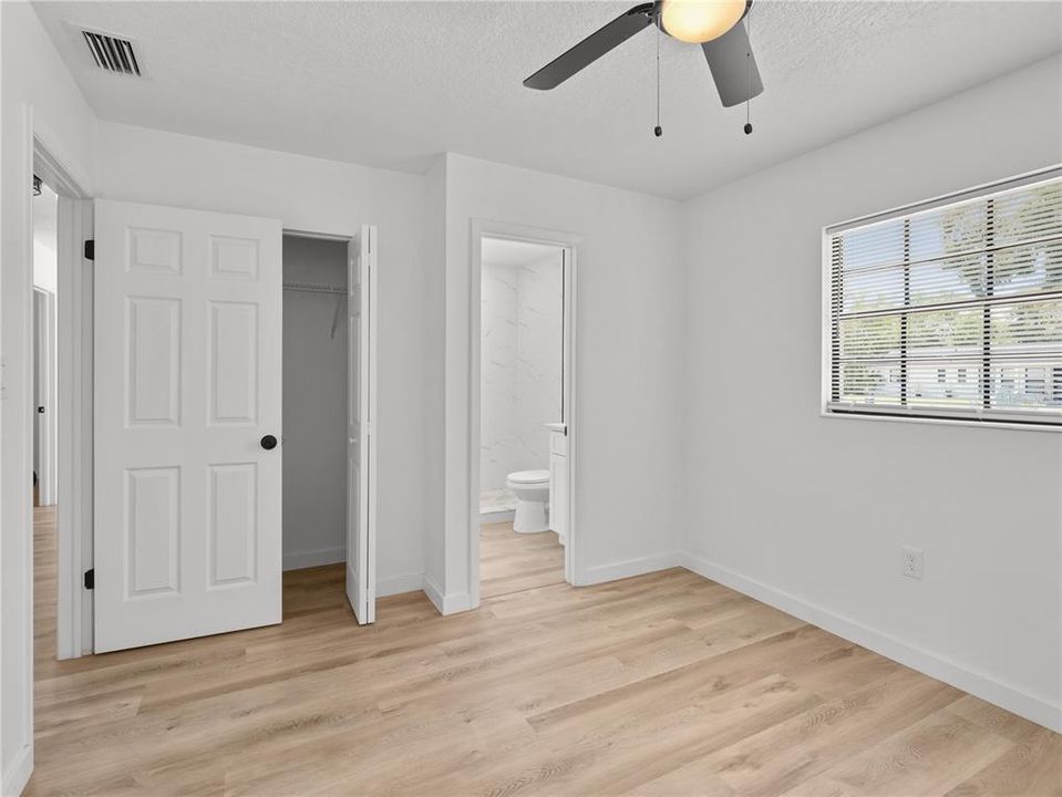 For Sale: $450,000 (5 beds, 3 baths, 1100 Square Feet)