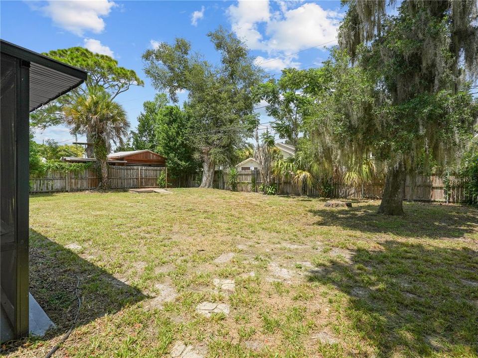 For Sale: $450,000 (5 beds, 3 baths, 1100 Square Feet)