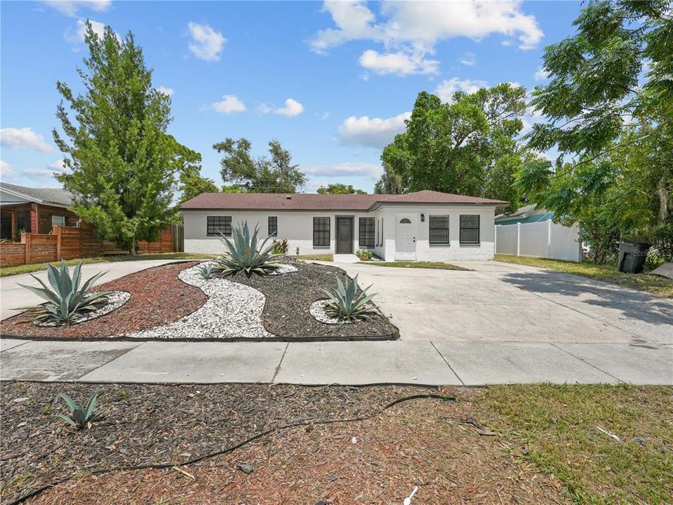 For Sale: $450,000 (5 beds, 3 baths, 1100 Square Feet)