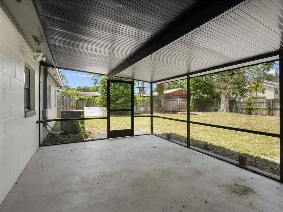 For Sale: $450,000 (5 beds, 3 baths, 1100 Square Feet)