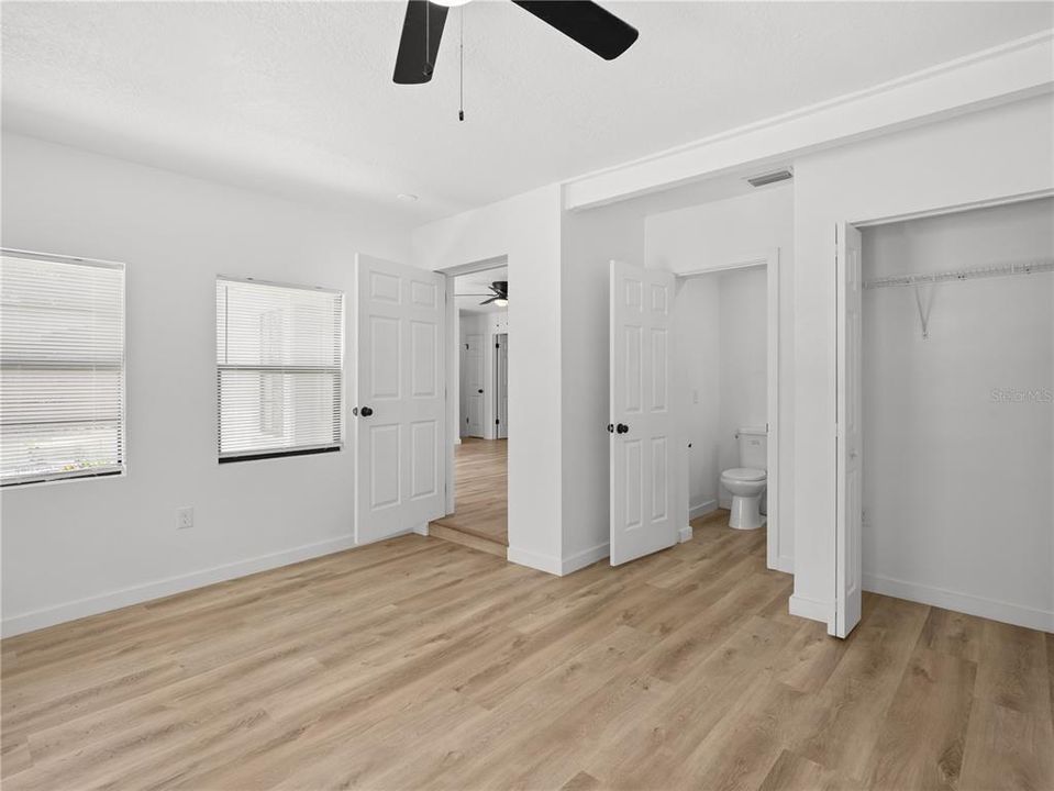 For Sale: $450,000 (5 beds, 3 baths, 1100 Square Feet)