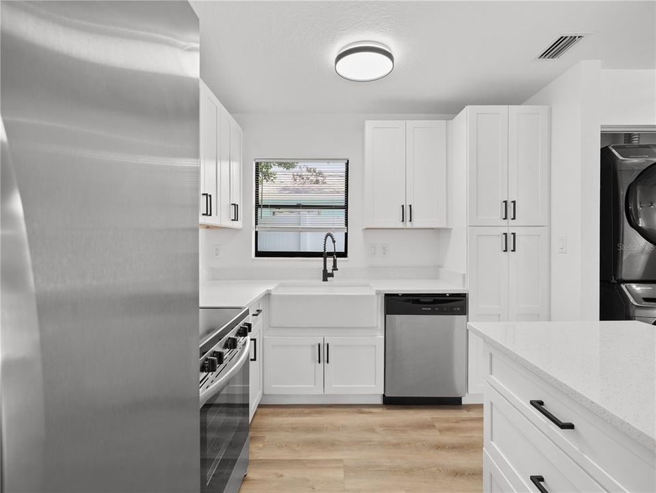 For Sale: $450,000 (5 beds, 3 baths, 1100 Square Feet)