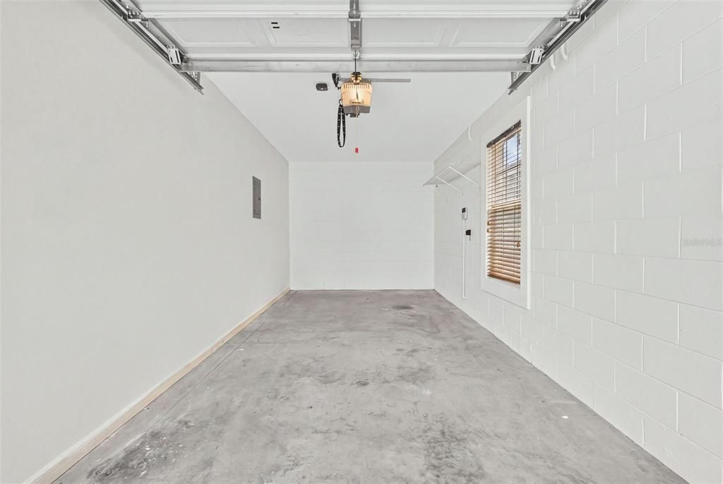 For Rent: $2,200 (1 beds, 1 baths, 864 Square Feet)