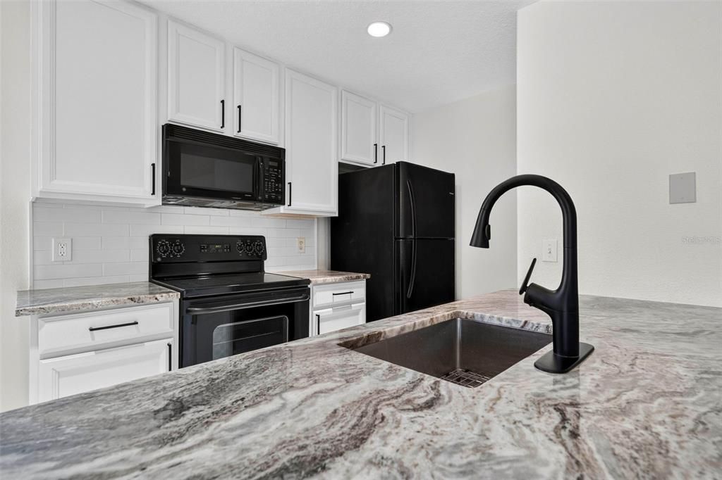 For Rent: $2,200 (1 beds, 1 baths, 864 Square Feet)