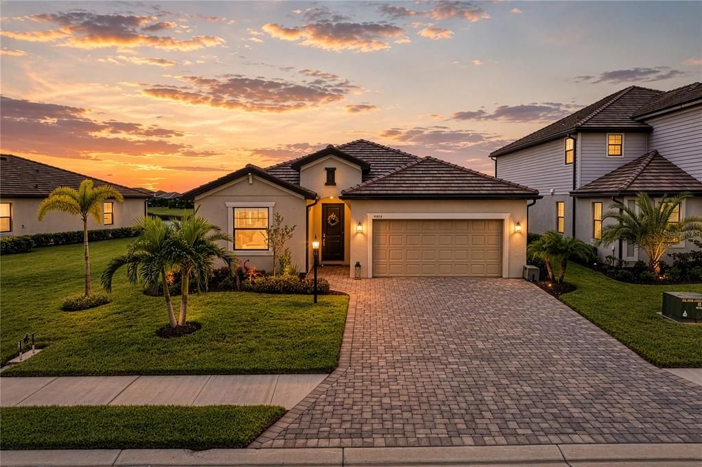 For Sale: $639,900 (3 beds, 3 baths, 2202 Square Feet)