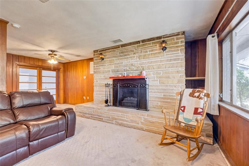 For Sale: $210,000 (3 beds, 1 baths, 1237 Square Feet)