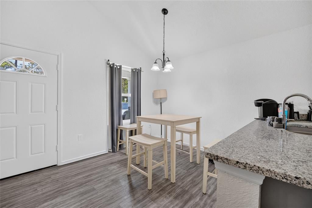 На продажу: $215,000 (3 спален, 2 ванн, 1079 Квадратных фут)