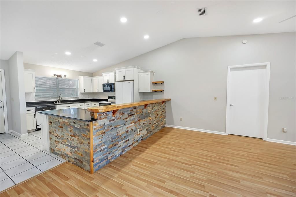 For Sale: $149,000 (2 beds, 2 baths, 1324 Square Feet)