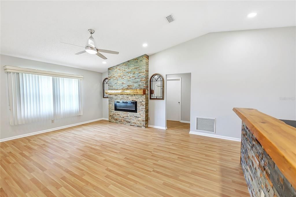 For Sale: $149,000 (2 beds, 2 baths, 1324 Square Feet)