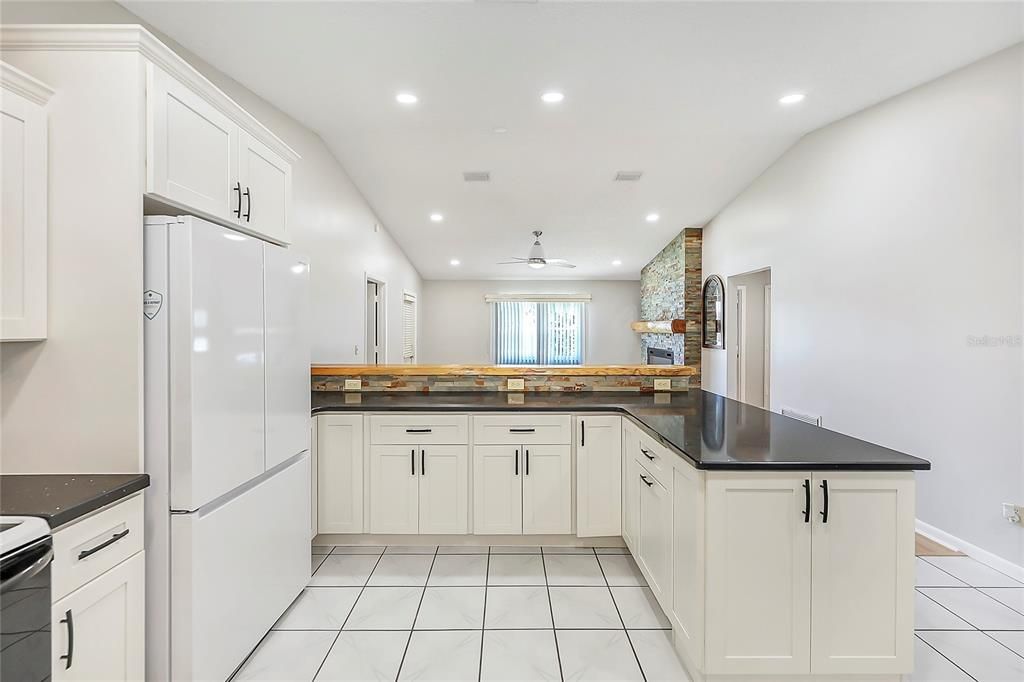 For Sale: $149,000 (2 beds, 2 baths, 1324 Square Feet)