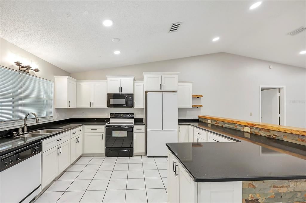 For Sale: $149,000 (2 beds, 2 baths, 1324 Square Feet)