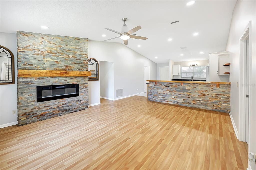 For Sale: $149,000 (2 beds, 2 baths, 1324 Square Feet)
