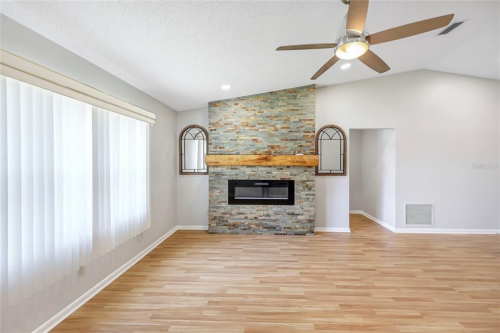 For Sale: $149,000 (2 beds, 2 baths, 1324 Square Feet)