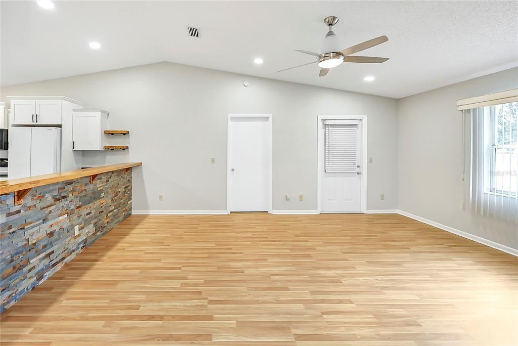 For Sale: $149,000 (2 beds, 2 baths, 1324 Square Feet)