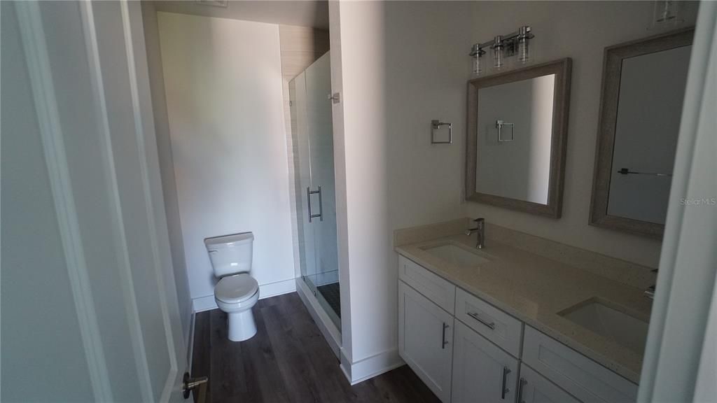 En Venta: $1,250,000 (5 camas, 4 baños, 2706 Pies cuadrados)