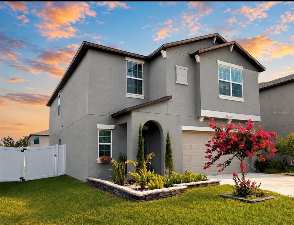 For Sale: $369,000 (5 beds, 2 baths, 2217 Square Feet)