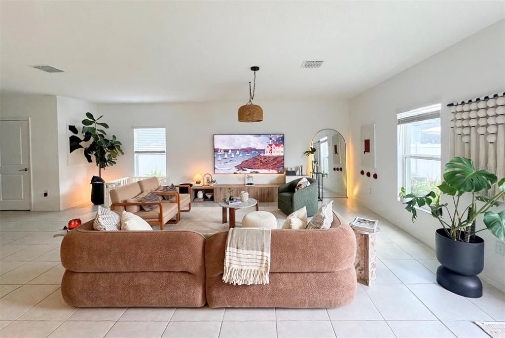 For Sale: $369,000 (5 beds, 2 baths, 2217 Square Feet)