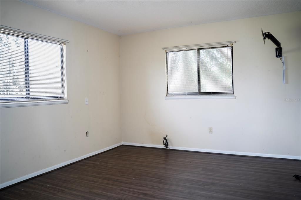 For Sale: $148,900 (2 beds, 1 baths, 960 Square Feet)