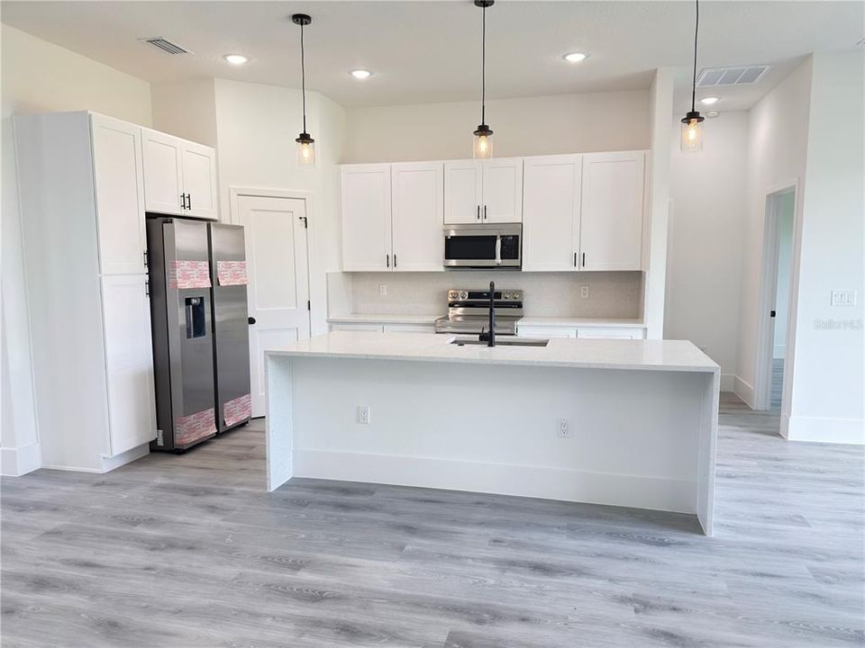 For Sale: $339,900 (4 beds, 3 baths, 2100 Square Feet)