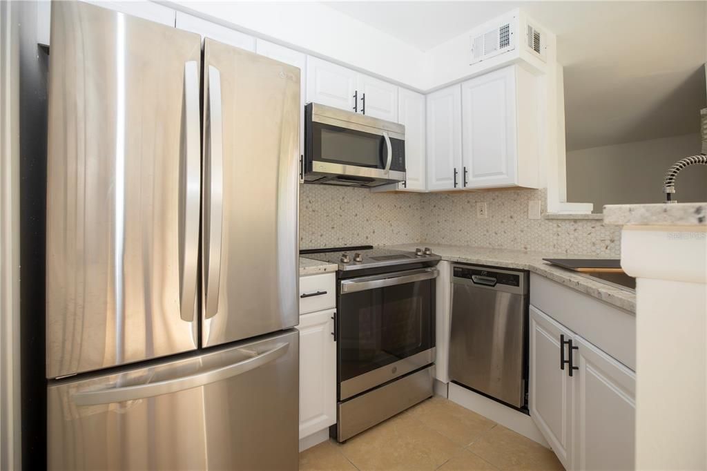 For Sale: $179,000 (2 beds, 2 baths, 1027 Square Feet)