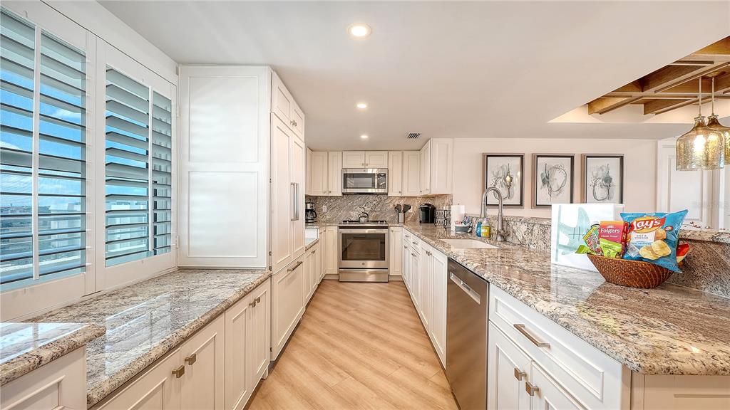 For Sale: $1,795,000 (2 beds, 2 baths, 1271 Square Feet)