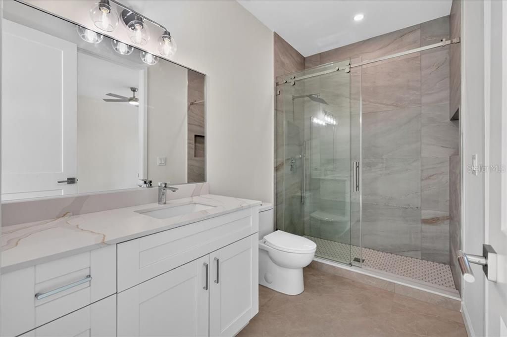 En Venta: $779,900 (4 camas, 3 baños, 2400 Pies cuadrados)
