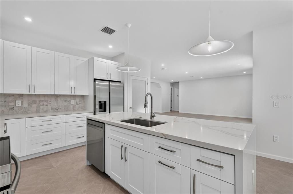 En Venta: $779,900 (4 camas, 3 baños, 2400 Pies cuadrados)