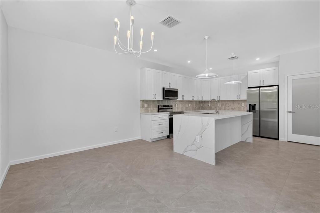 En Venta: $779,900 (4 camas, 3 baños, 2400 Pies cuadrados)