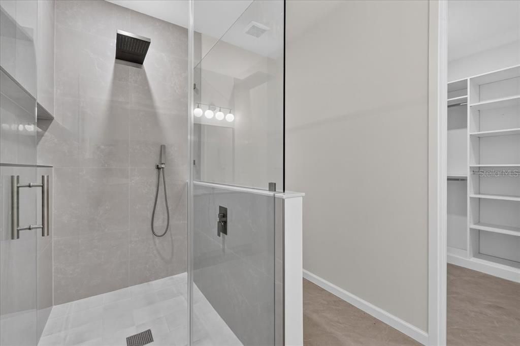 En Venta: $779,900 (4 camas, 3 baños, 2400 Pies cuadrados)