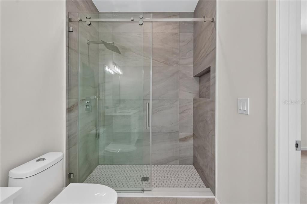 En Venta: $779,900 (4 camas, 3 baños, 2400 Pies cuadrados)
