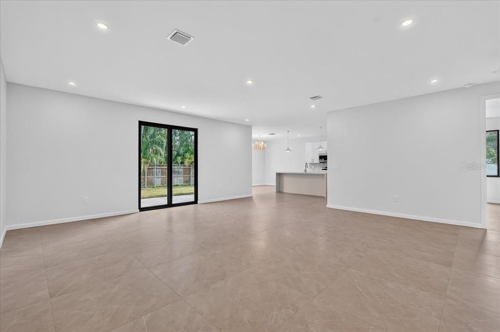 En Venta: $779,900 (4 camas, 3 baños, 2400 Pies cuadrados)