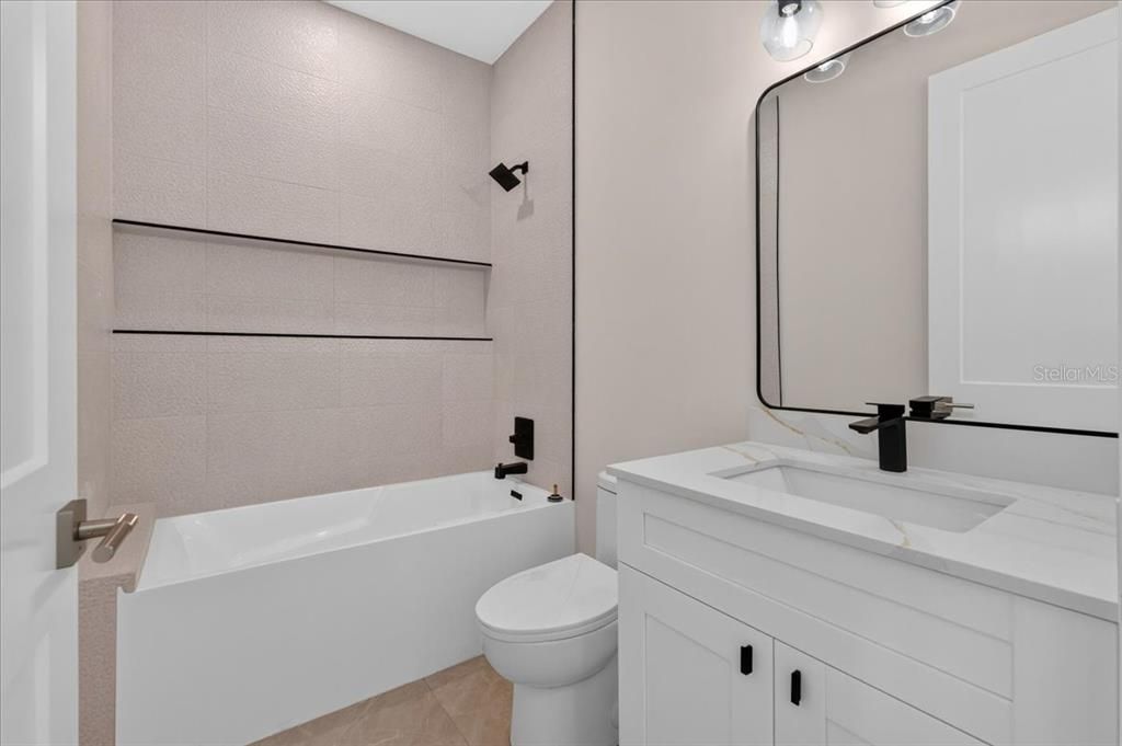 En Venta: $779,900 (4 camas, 3 baños, 2400 Pies cuadrados)