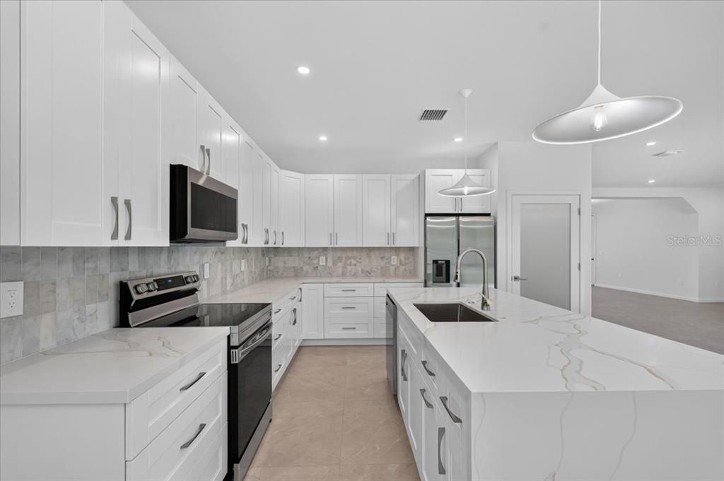 En Venta: $779,900 (4 camas, 3 baños, 2400 Pies cuadrados)