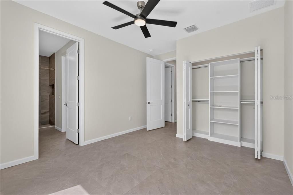 En Venta: $779,900 (4 camas, 3 baños, 2400 Pies cuadrados)