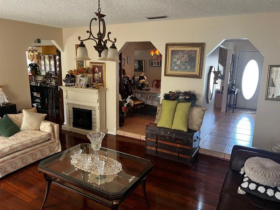 En Venta: $599,000 (5 camas, 2 baños, 2735 Pies cuadrados)