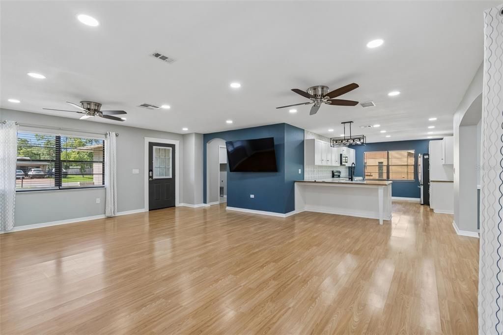 En Venta: $455,000 (4 camas, 2 baños, 1685 Pies cuadrados)