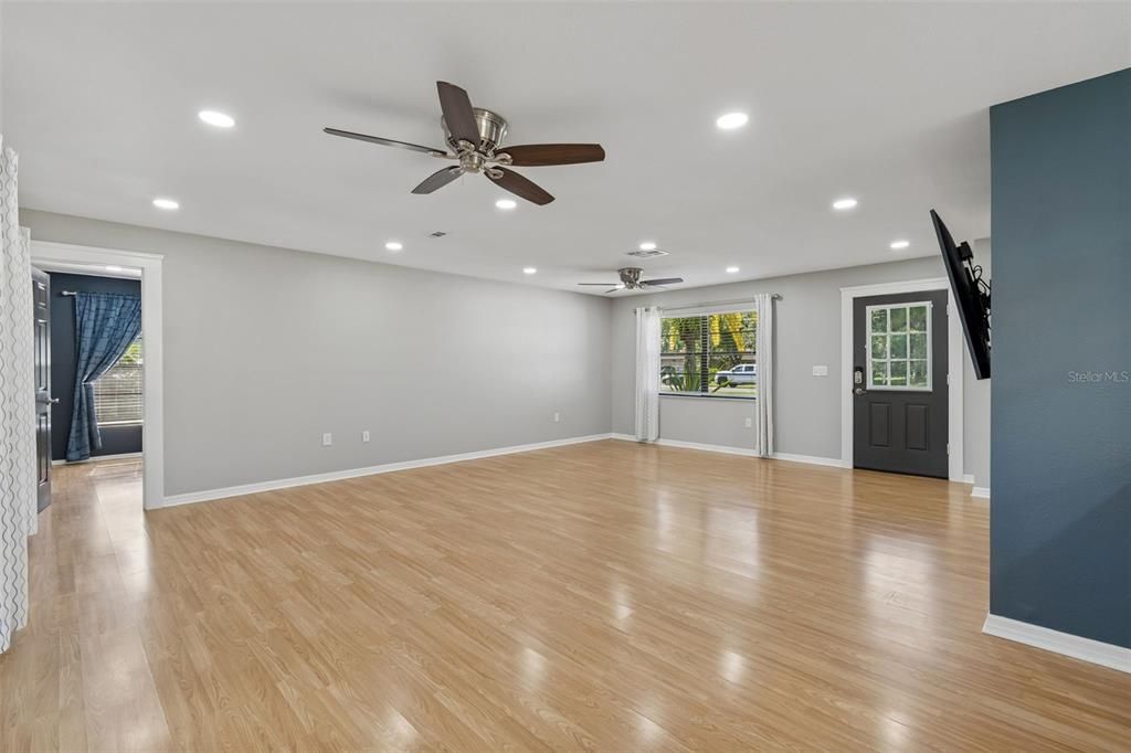 En Venta: $455,000 (4 camas, 2 baños, 1685 Pies cuadrados)