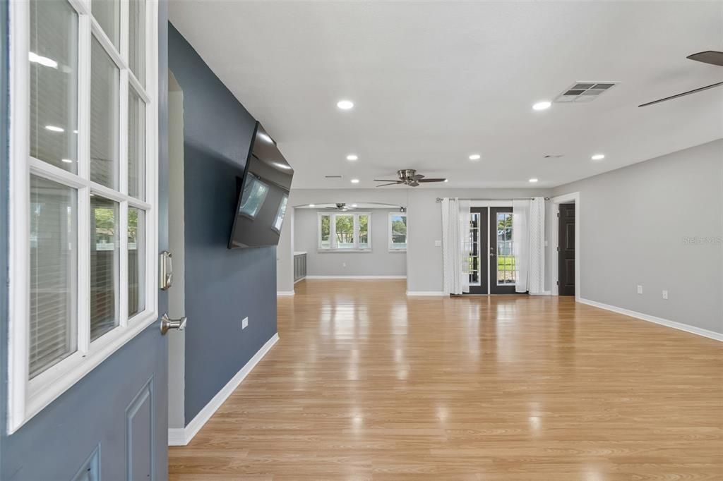 En Venta: $455,000 (4 camas, 2 baños, 1685 Pies cuadrados)