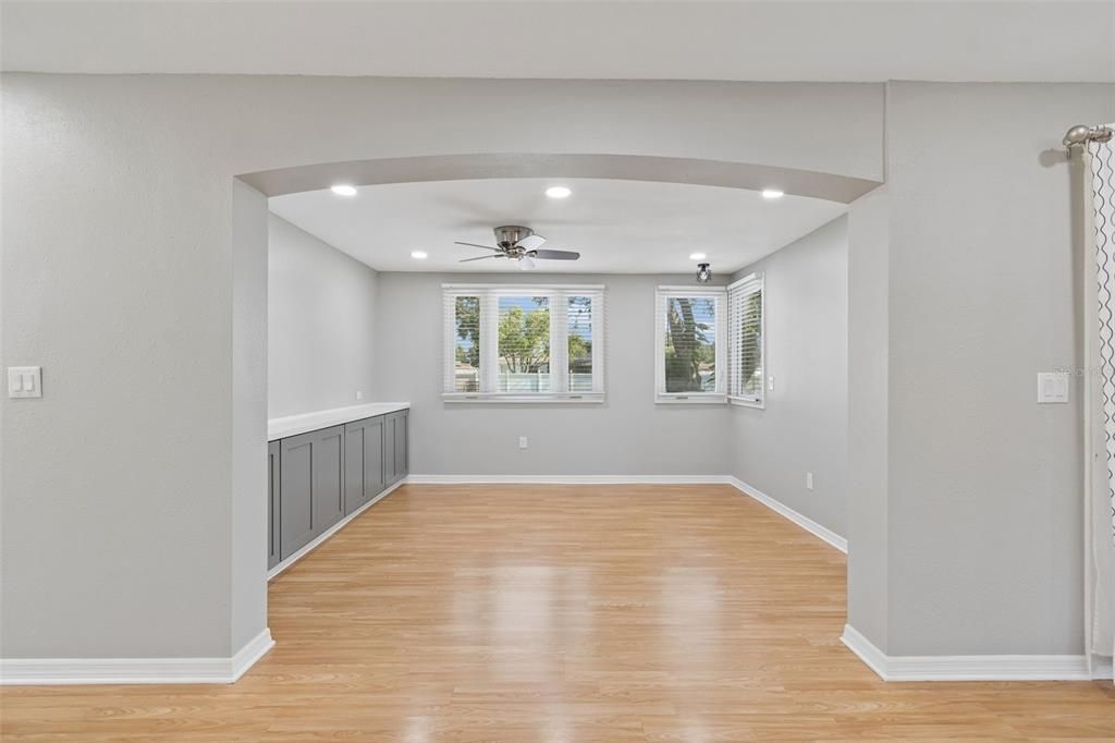 En Venta: $455,000 (4 camas, 2 baños, 1685 Pies cuadrados)