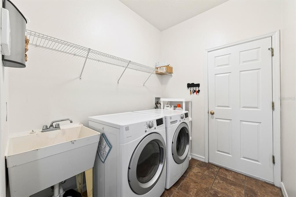 Activo con contrato: $499,000 (3 camas, 2 baños, 2067 Pies cuadrados)