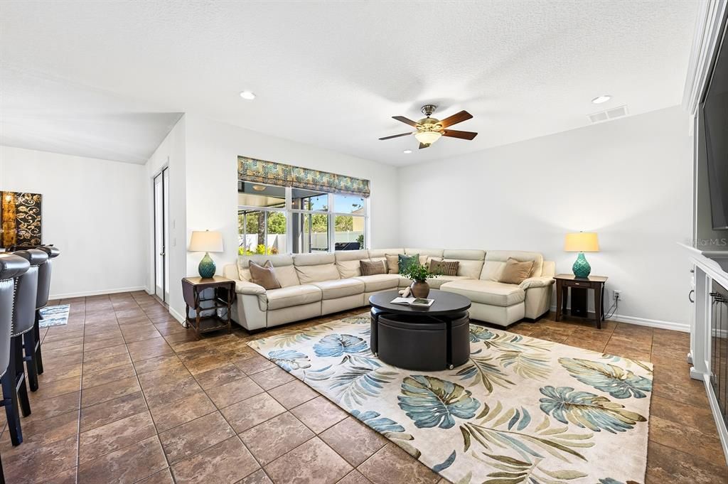 Activo con contrato: $499,000 (3 camas, 2 baños, 2067 Pies cuadrados)