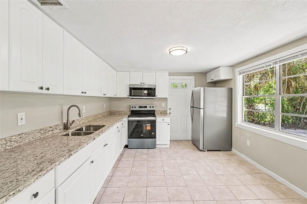 For Rent: $2,000 (3 beds, 1 baths, 1366 Square Feet)