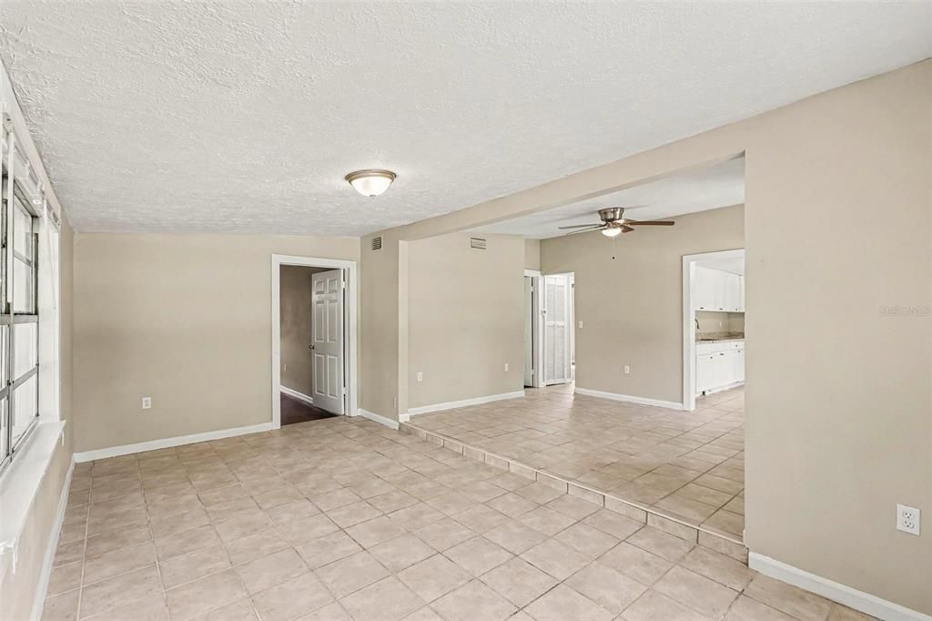 For Rent: $2,000 (3 beds, 1 baths, 1366 Square Feet)