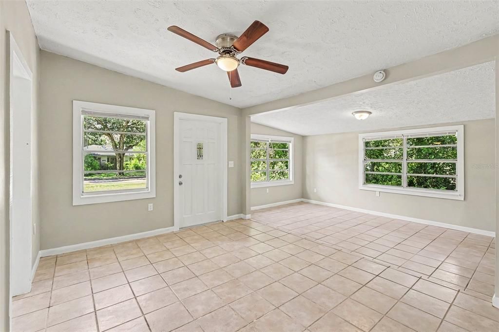 For Rent: $2,000 (3 beds, 1 baths, 1366 Square Feet)