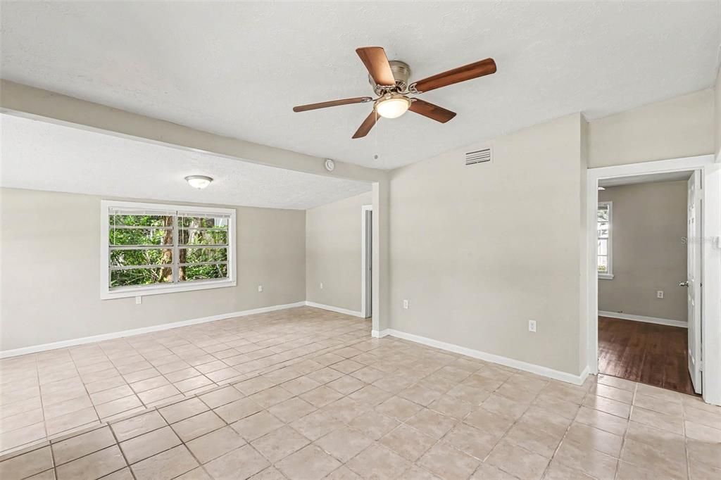 For Rent: $2,000 (3 beds, 1 baths, 1366 Square Feet)