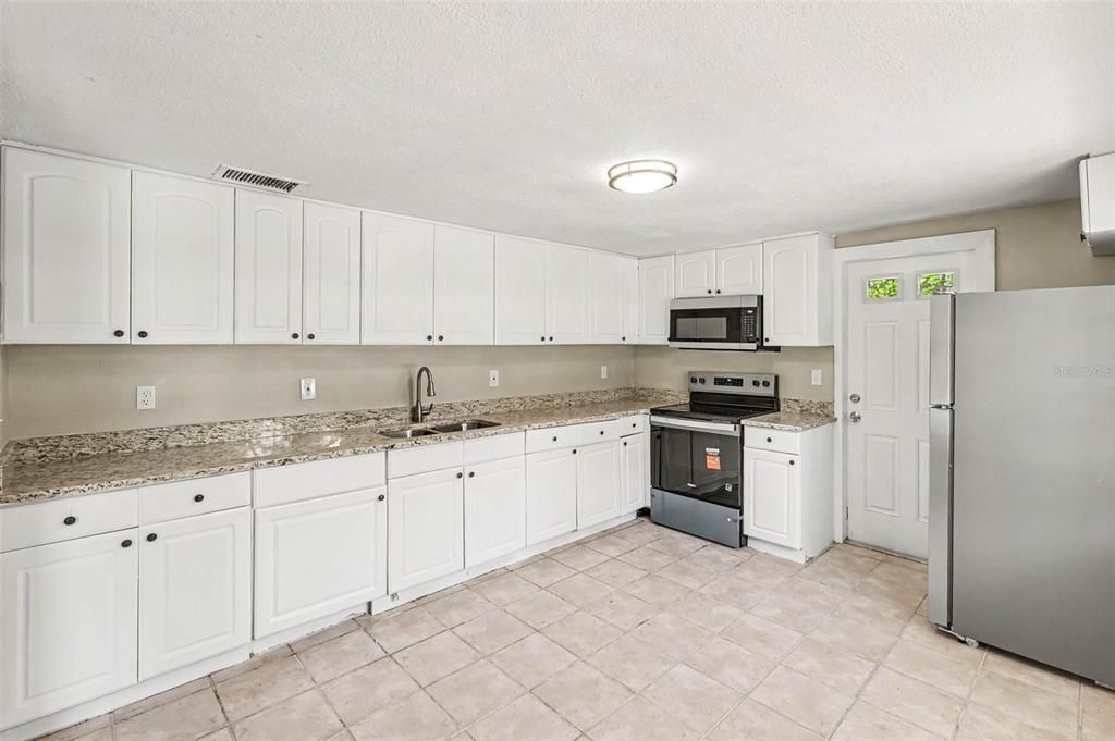 For Rent: $2,000 (3 beds, 1 baths, 1366 Square Feet)