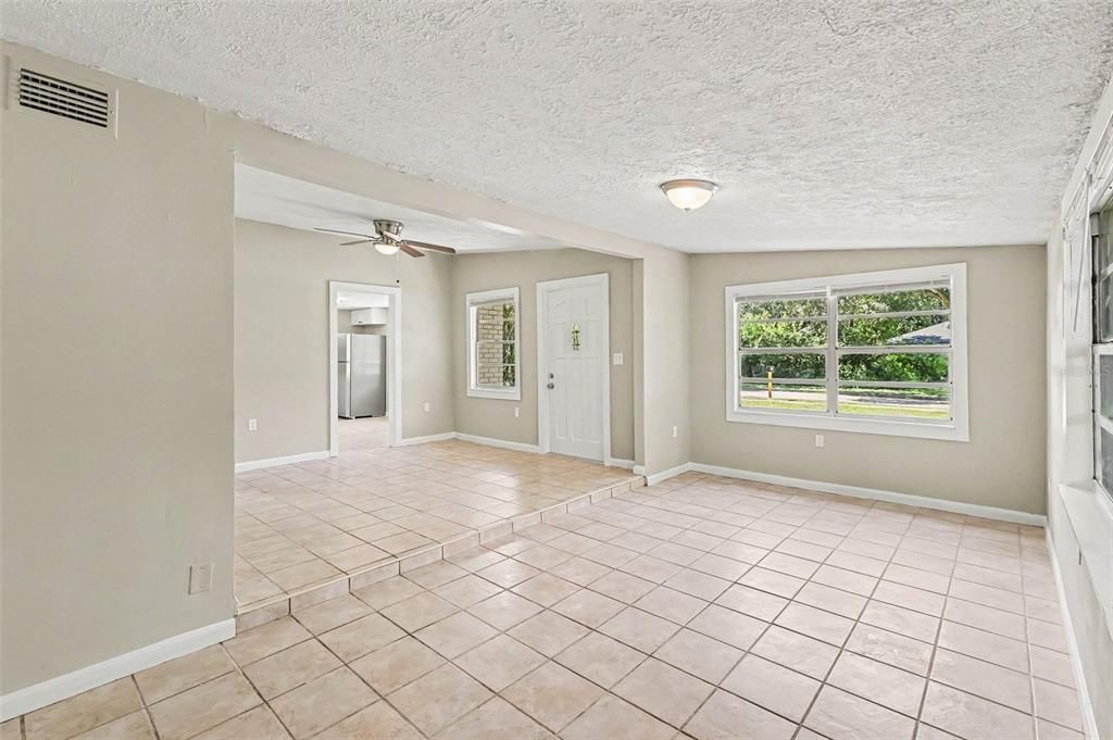 For Rent: $2,000 (3 beds, 1 baths, 1366 Square Feet)