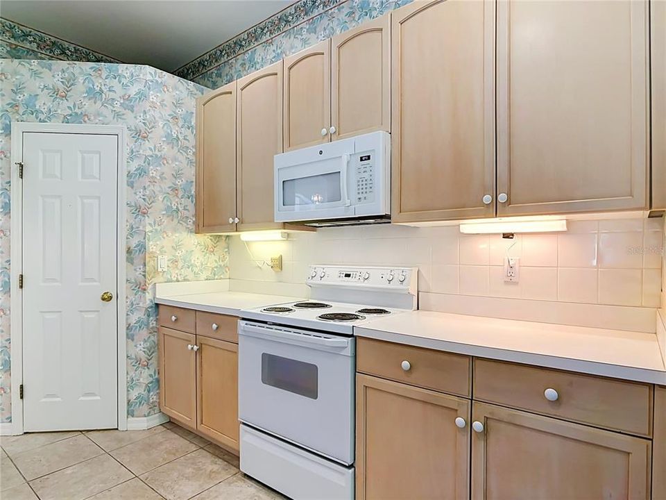 For Sale: $369,999 (3 beds, 2 baths, 1962 Square Feet)