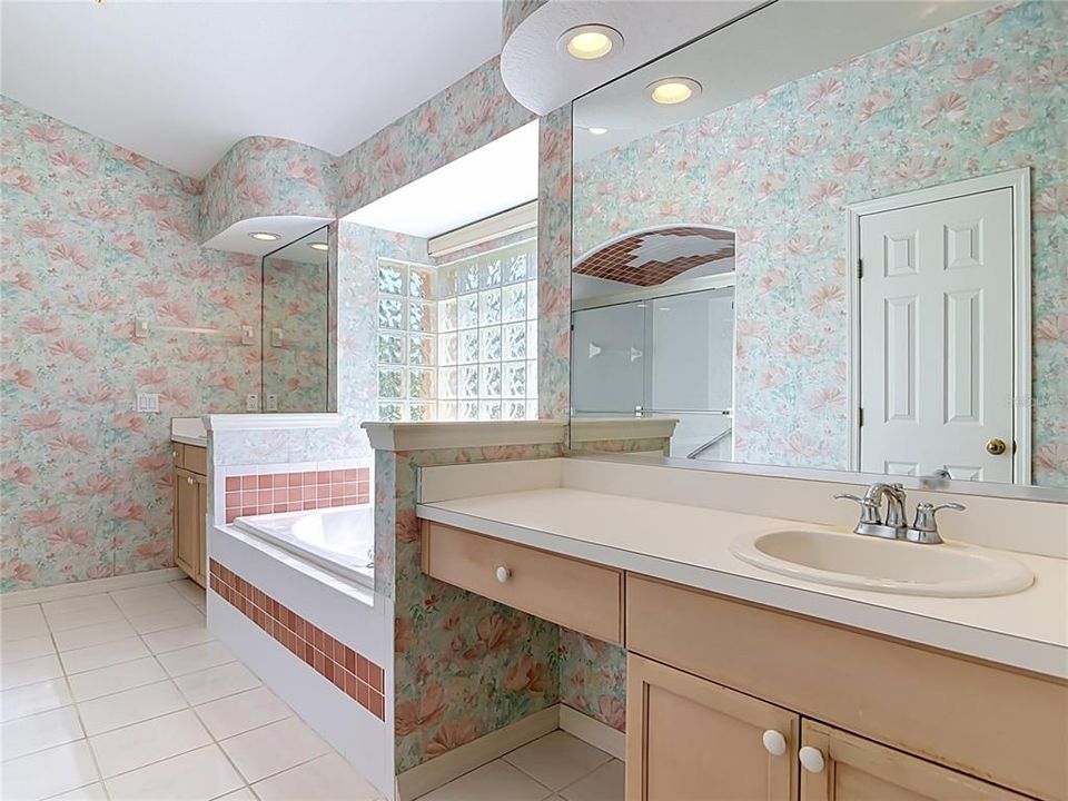 For Sale: $369,999 (3 beds, 2 baths, 1962 Square Feet)